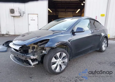 2024 Tesla Model Y Long Range Dual Motor All-Wheel Drive z USA, uszkodzony, nr VIN 7SAYGDEE5RA288283